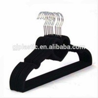 Popular heart-shape black plastic flocking hanger for display